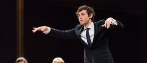 Der französische Dirigent Maxime Pascal wurde 1985 geboren. 