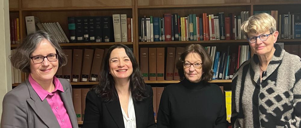 HU-Präsidentin Julia von Blumenthal (links) mit Elif Özmen, Stefanie Schüler-Springorum und Susanne Baer.