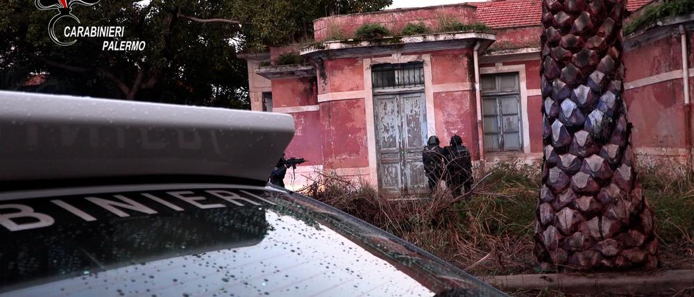 Carabinieri gehen bei einer Razzia gegen die Mafia vor. Bei einem Schlag gegen die organisierte Kriminalität auf der italienischen Mittelmeerinsel Sizilien sind mehr als 180 mutmaßliche Mafiosi festgenommen worden.