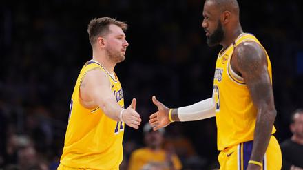 Luka Doncic (l.) und LeBron James liefen zum ersten Mal gemeinsam für die Lakers auf.
