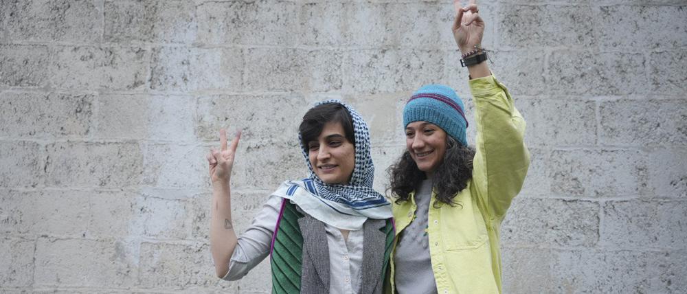 Die iranischen Journalistinnen Nilufar Hamedi (r) und Elaheh Mohammadi gestikulieren, nachdem sie aus dem Gefängnis entlassen wurden. Laut ihren Arbeitgebern wurden sie nun begnadigt.