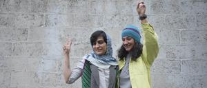 Die iranischen Journalistinnen Nilufar Hamedi (r) und Elaheh Mohammadi gestikulieren, nachdem sie aus dem Gefängnis entlassen wurden. Laut ihren Arbeitgebern wurden sie nun begnadigt.  