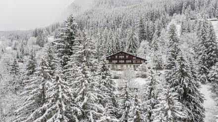 Verwunschen im Wald liegt die Jugendherberge Grindelwald.