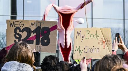 Demonstration für sexuelle Selbstbestimmung und die Legalisierung von Schwangerschaftsabbrüchen vor dem Paul-Löbe-Haus. 