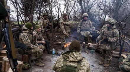Ukrainische Soldaten der 24. Mechanisierten Brigade ruhen sich nach einem Training in einem Polygon unweit der Frontlinie in der Region Donezk aus.