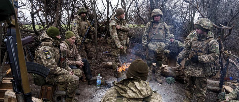 Ukrainische Soldaten der 24. Mechanisierten Brigade ruhen sich nach einem Training in einem Polygon unweit der Frontlinie in der Region Donezk aus.