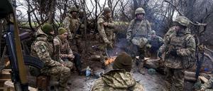 Ukrainische Soldaten der 24. Mechanisierten Brigade ruhen sich nach einem Training in einem Polygon unweit der Frontlinie in der Region Donezk aus.