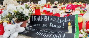 In unmittelbarer Nähe zum Tatort des tödlichen Messerangriffs ist ein Plakat abgelegt worden mit der Aussage «Trauern aus Liebe nicht aus Hass! Weniger Wahlkampf mehr Mitgefühl!».