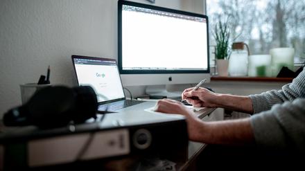 Trotz vieler Stunden im Homeoffice fühlen sich die meisten Beschäftigten nicht einsamer als im Büro.