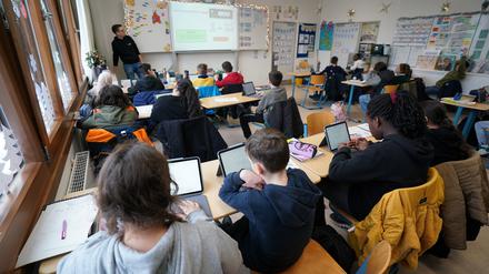 Lehrer in Brandenburg sollen eine Wochenstunde mehr unterrichten. Nicht nur sie selbst, auch viele Eltern fürchten dadurch Nachteile für die Lehrqualität.