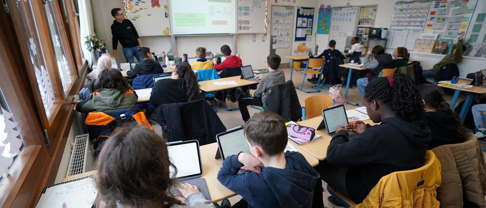 Lehrer in Brandenburg sollen eine Wochenstunde mehr unterrichten. Nicht nur sie selbst, auch viele Eltern fürchten dadurch Nachteile für die Lehrqualität.