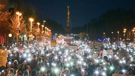 Teilnehmer halten während einer Demonstration unter dem Motto „Aufstand der Anständigen – Demo für die Brandmauer“ auf der Straße vor der CDU-Parteizentrale.