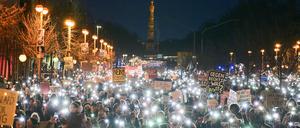 Teilnehmer halten während einer Demonstration unter dem Motto „Aufstand der Anständigen – Demo für die Brandmauer“ auf der Straße vor der CDU-Parteizentrale.