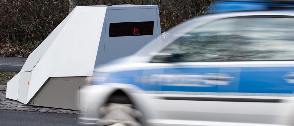 Momentan gibt es in Berlin nach Angaben der Grünen rund 80 mobile Blitzer. (Archivbild)
