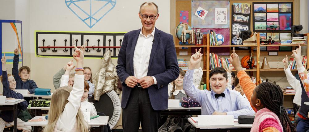 Friedrich Merz stellt sich im Klassenzimmer dem Kreuzverhör einiger Schulkinder.