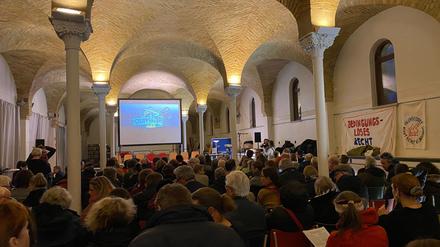 Volles Haus bei der Auftaktveranstaltung zum Projekt gegen Eigenbedarfskündigungen im Kiezraum Dragonerareal. Sogar auf Instagram schauten Interessierte zu. 