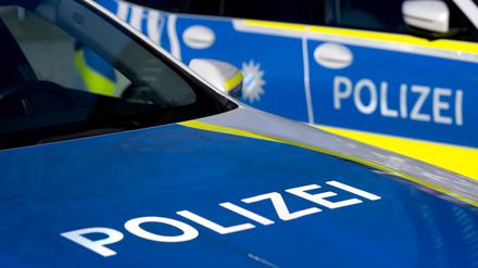 Mann mit Messer spricht Passanten an, bis die Polizei erscheint. 