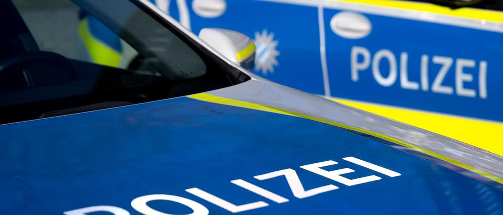 Mann mit Messer spricht Passanten an, bis die Polizei erscheint.