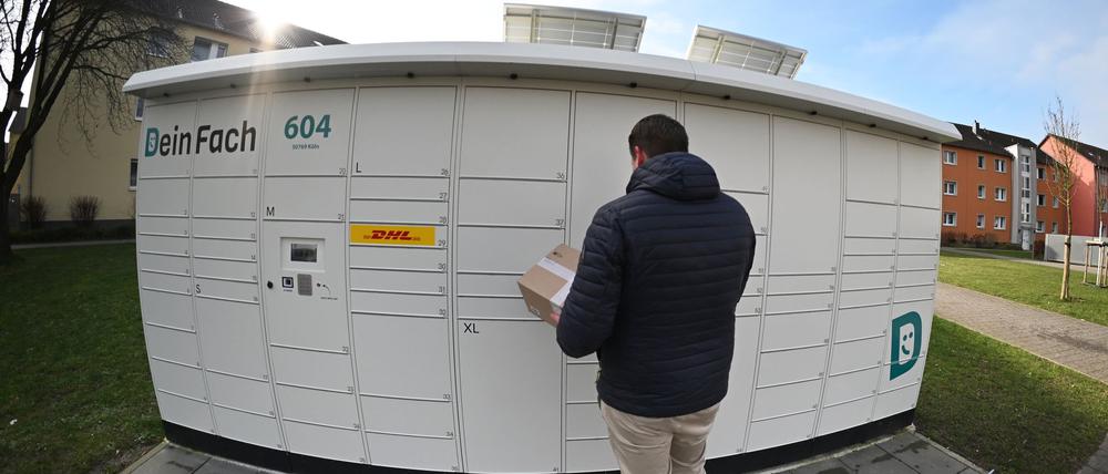 In Betrieb genommen: Der Geschäftsführer der DHL-Tochter DeinFach, Lukas Beckedorff, legt ein Paket in einen seiner Automaten.