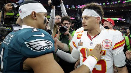 In den USA das Ding. Jalen Hurts mit Kansas City Chiefs’ Patrick Mahomes nach dem Spiel.