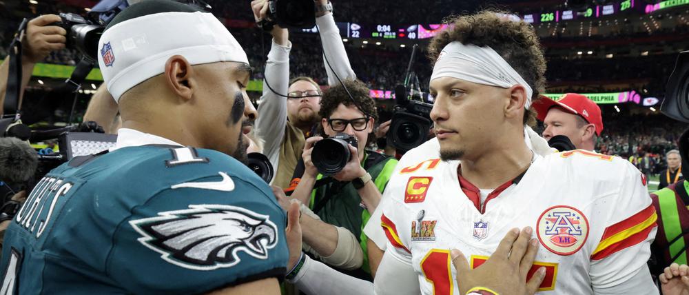In den USA das Ding. Jalen Hurts mit Kansas City Chiefs’ Patrick Mahomes nach dem Spiel.