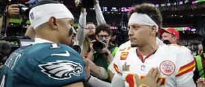 In den USA das Ding. Jalen Hurts mit Kansas City Chiefs’ Patrick Mahomes nach dem Spiel.