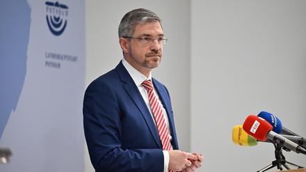 Mike Schubert (SPD), Oberbürgermeister von Potsdam, äußerte sich am 17. Dezember zur Einstellung des Ermittlungsverfahrens wegen der Annahme kostenloser Tickets für Sportveranstaltungen. Er lehnte einen Rücktritt ab.