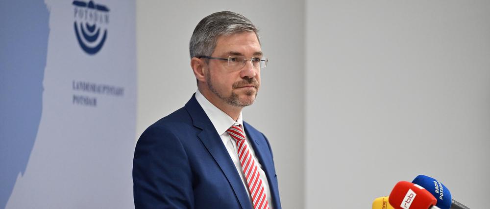 Mike Schubert (SPD), Oberbürgermeister von Potsdam, äußerte sich am 17. Dezember zur Einstellung des Ermittlungsverfahrens wegen der Annahme kostenloser Tickets für Sportveranstaltungen. Er lehnte einen Rücktritt ab.