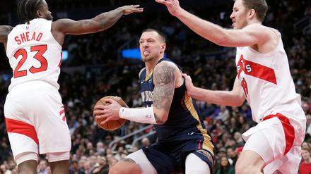 Daniel Theis (M) soll vor einem Wechsel nach Monaco stehen.