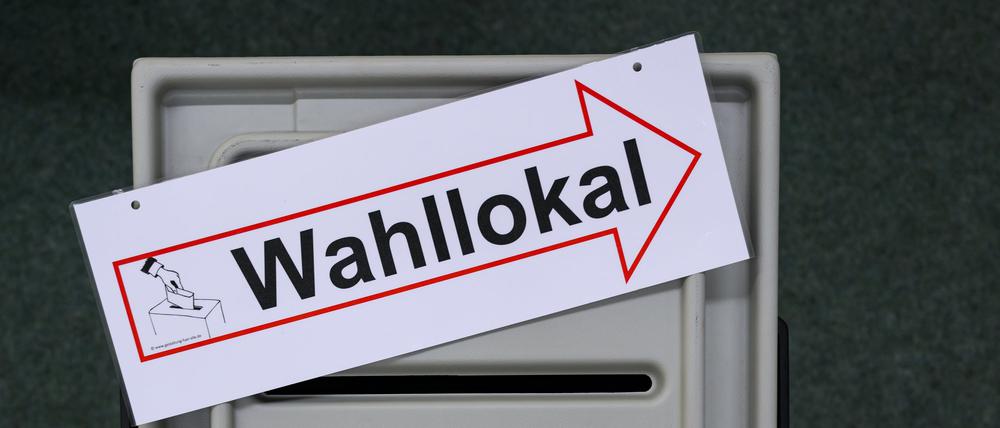 In einem Raum der Wahlleitung der Stadt Cottbus liegt ein Schild mit der Aufschrift «Wahllokal» auf einer Wahlurne. 