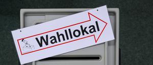 In einem Raum der Wahlleitung der Stadt Cottbus liegt ein Schild mit der Aufschrift «Wahllokal» auf einer Wahlurne. 