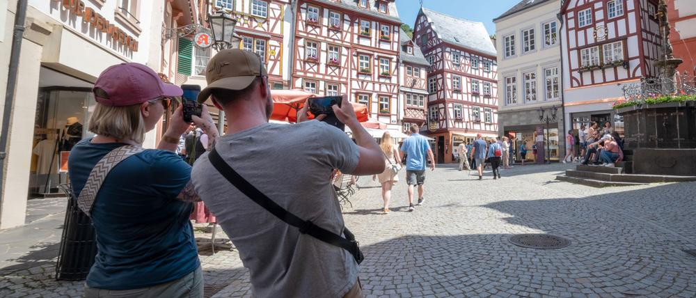 Touristen im Fachwerk-Städtchen Bernkastel-Kues. Die Lust aufs Reisen ist ungebrochen. (Archivbild)