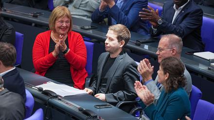 Kevin Kühnert (M), ehemaliger SPD- Generalsekretär, bekommt Applaus.