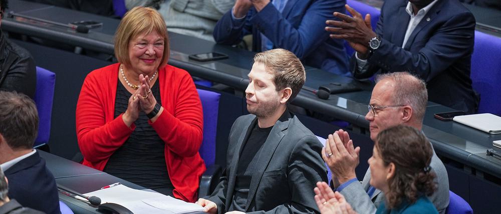Kevin Kühnert (M), ehemaliger SPD- Generalsekretär, bekommt Applaus.
