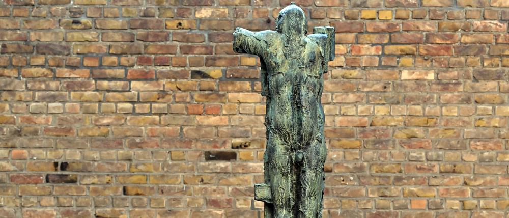 „Das Opfer“ von Wieland Förster im Hof der Gedenkstätte Lindenstraße.