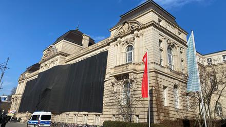 Die Universität der Künste vor blauem Himmel und mit schwarz verhüllter Fassade: Eine Protestaktion der Studierendeninitiative „Bildung braucht Buget“ gegen die Millionenkürzungen bei den Hochschulen.