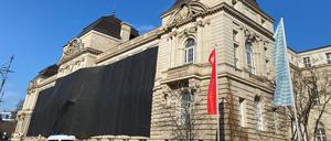 Die Universität der Künste vor blauem Himmel und mit schwarz verhüllter Fassade: Eine Protestaktion der Studierendeninitiative „Bildung braucht Buget“ gegen die Millionenkürzungen bei den Hochschulen.