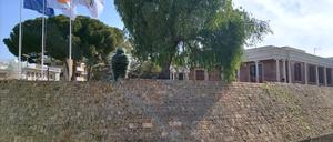 Bereits im Mai vergangenen Jahres mussten wegen ähnlicher Drohungen Hunderte zyprische Schulen evakuiert werden.