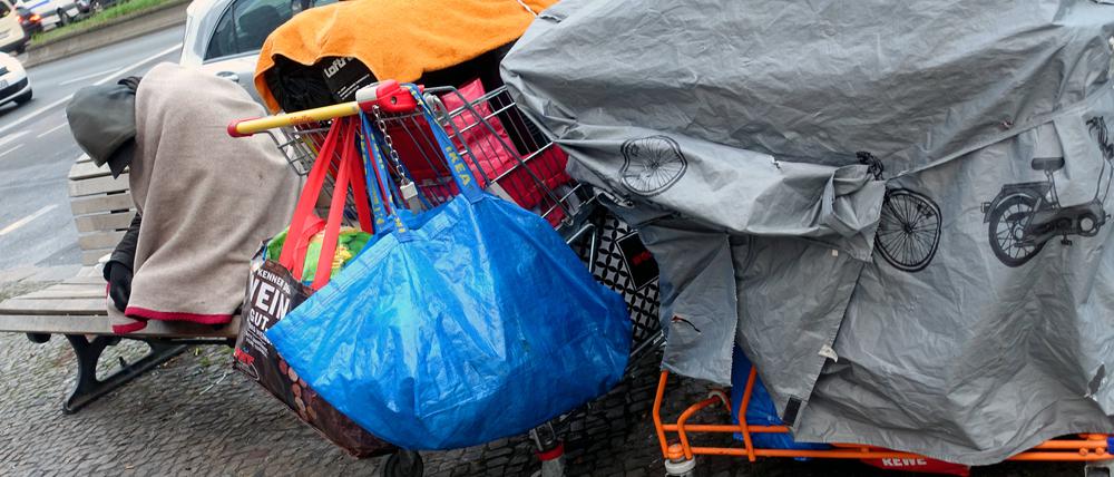 Obdachloser Mann in Berlin-Mitte. Immer mehr Menschen leben in Berlin ohne festen Wohnsitz auf der Straße.
