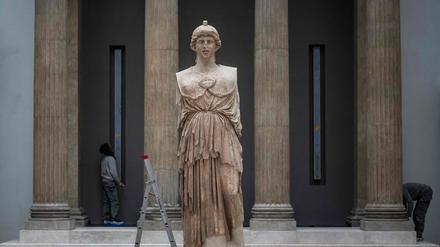 Eine Statue der griechischen Göttin Athena im Pergamon-Museum. 