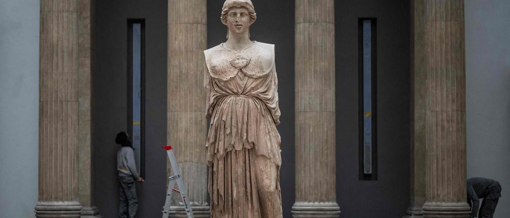 Eine Statue der griechischen Göttin Athena im Pergamon-Museum. 