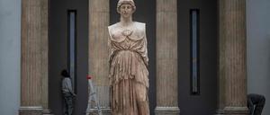 Eine Statue der griechischen Göttin Athena im Pergamon-Museum. 