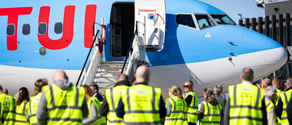Kommt es zum Warnstreik? Flugreisende müssen sich möglicherweise auf Einschränkungen bei Tuifly einstellen. (Symbolbild)