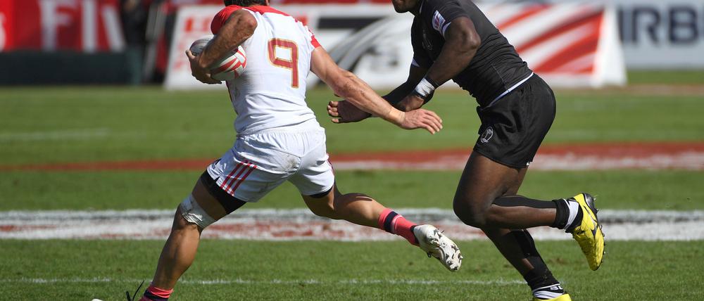 Der Rugby-Spieler Masivesi Dakuwaqa (r) soll einen Mitspieler gebissen haben.
