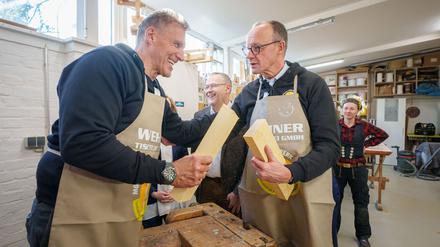 Prominenter Besuch in der Tischlerei Wehner, die es schon seit 140 Jahren gibt. 