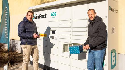 Vonovia führt in Kooperation mit DeinFach anbieteroffene Paketautomaten in zunächst vier Ballungsgebieten ein. Hier eröffnen Lukas Beckedorff (CEO DeinFach, links) und Thomas Wesche (Regionalbereichsleiter Vonovia) die Station am Standort in Berlin Wilmersdorf an der Eisenzahnstraße. 