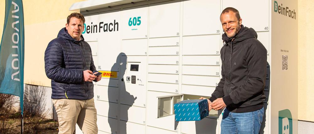 Vonovia führt in Kooperation mit DeinFach anbieteroffene Paketautomaten in zunächst vier Ballungsgebieten ein. Hier eröffnen Lukas Beckedorff (CEO DeinFach, links) und Thomas Wesche (Regionalbereichsleiter Vonovia) die Station am Standort in Berlin Wilmersdorf an der Eisenzahnstraße.