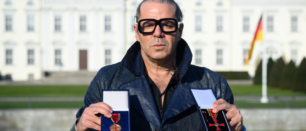 Der Künstler Luigi Toscano hat seine Verdienstmedaille sowie das Bundesverdienstkreuz des Holocaust-Überlebenden Albrecht Weinberg aus Protest Bundespräsident Frank-Walter Steinmeier zurückgegeben. 