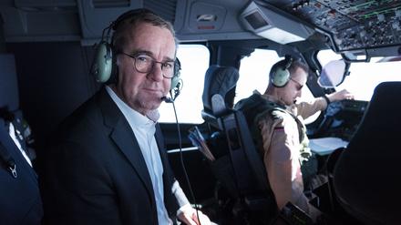 Boris Pistorius in der Luftwaffenmaschine auf dem Flug nach Erbil.