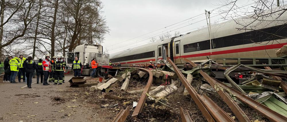 Auf der Bahnstrecke Hamburg-Harburg - Buchholz sind am Nachmittag ein ICE der Deutschen Bahn und ein Sattelzug zusammengestoßen